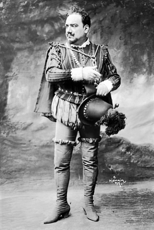 Caruso kao Vojvoda od Mantove, Giuseppe Verdi, <em>Rigoletto</em>, prvi nastup 21. srpnja 1895. u Napulju