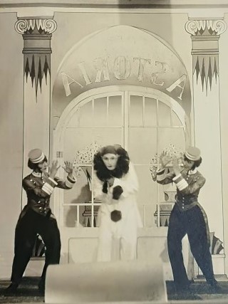 Prizor iz operete <em>Pierrot Ilo</em>, premijera u Operetnom kazalištu na Tuškancu, Zagreb 1925. 