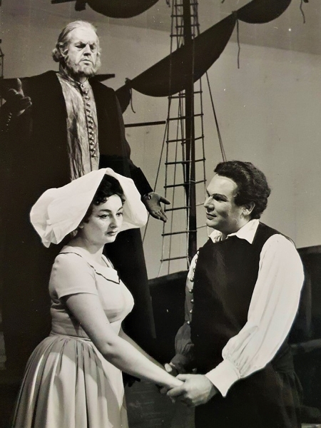 Ivan Francl (Nikola), Mirka Klarić (Serenella, Danica, Zlatni krin, Daničina kći i Oretta) i Piero Filippi na praizvedbi opere <em>Marko Polo</em> 3. prosinca 1960. u HNK-u u Zagrebu