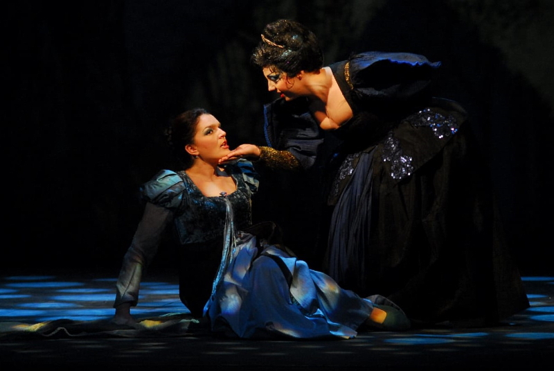 Adela Golac Rilović (Pamina) i Ivana Kladarin (Kraljica noći), Wolfgang Amadeus Mozart <em>Čarobna frula</em>, HNK u Zagrebu, obnova 2008.