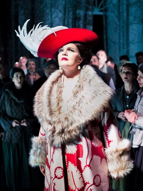 Adela Golac Rilović (Elizabeta) i zbor Opere, Giuseppe Verdi <em>Don Carlos</em>, HNK u Zagrebu, premijera 2017.