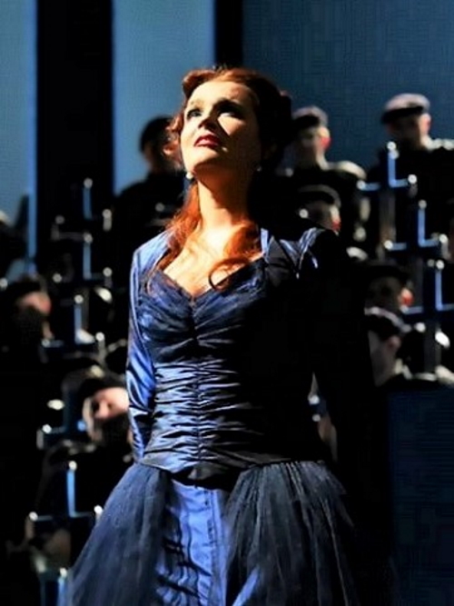 Adela Golac Rilović (Elsa) i zbor Opere, Richard Wagner <em>Lohengrin</em>, HNK u Zagrebu, 2013. 