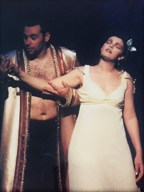 Ivica Čikeš (grof Rodolfo) i Adela Golac Rilović (Amina), Vincenzo Bellini <em>Mjesečarka</em>, HNK u Osijeku, premijera 2002.