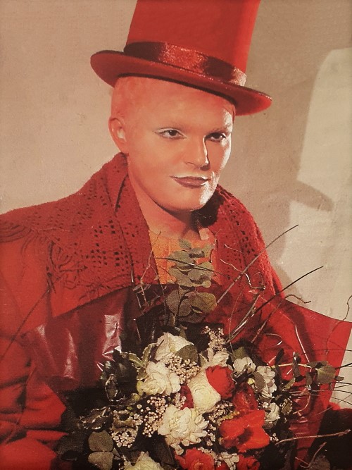 Adela Golac Rilović kao Squealer, Igor Kuljerić <em>Životinjska farma</em>, Zagreb, Koncertna dvorana Vatroslava Lisinskog, praizvedba 5. travnja 2003.