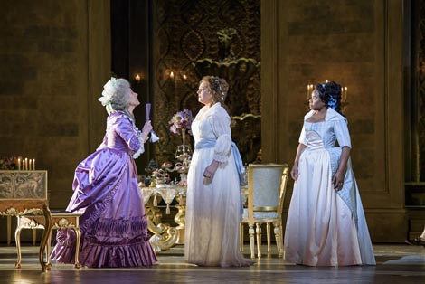 Rosalind Plowright (Contess Di Coigny), Eva-Maria Westbroek (Maddalena Di Coigny), i Denyce Graves (Bersi); Royal Opera House Covent Garden, Umberto Giordano Andrea Chénier, dir. Antonio Pappano, red. David McVicar, foto: © ROH. Bill Cooper 2015.