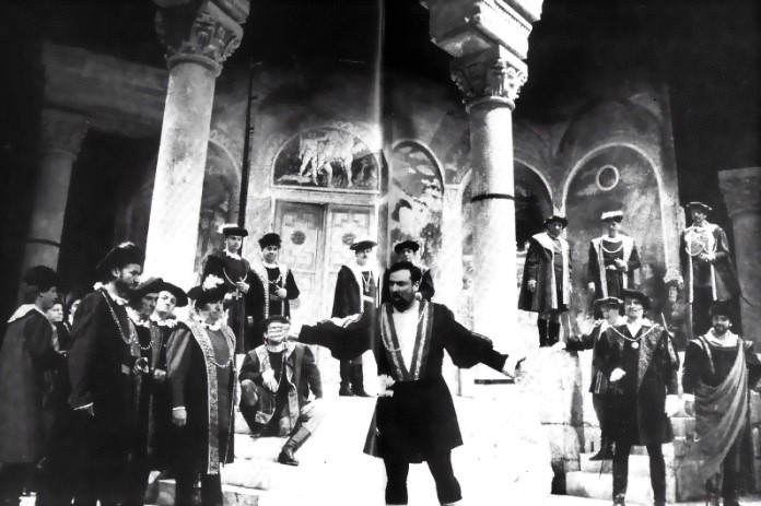 Ante Ivić (Vojvoda od Mantove) i ansambl Opere, Giuseppe Verdi <em>Rigoletto</em>, HNK Ivana pl. Zajca, Rijeka, premijera 1996.