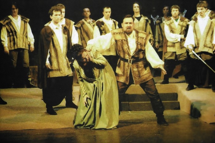 Amila Bakšić (Leonora), Ante Ivić (Manrico) i zbor Opere, Giuseppe Verdi <em>Trubadur</em>, Narodno pozorište Sarajevo, premijera 1998.