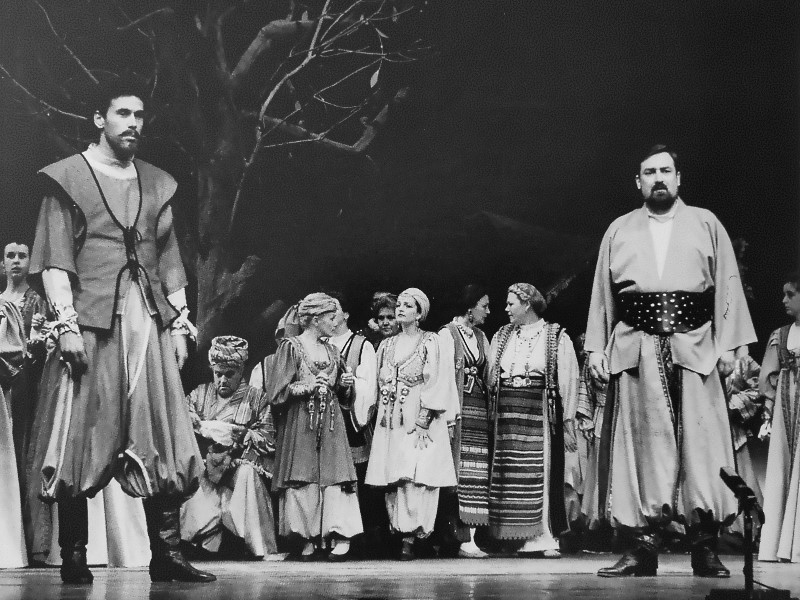 Ivica Čikeš (Dizdar-aga), Ante Ivić (Adel) i zbor Opere, Josip Hatze <em>Adel i Mara</em>, HNK Split, premijera 1993.