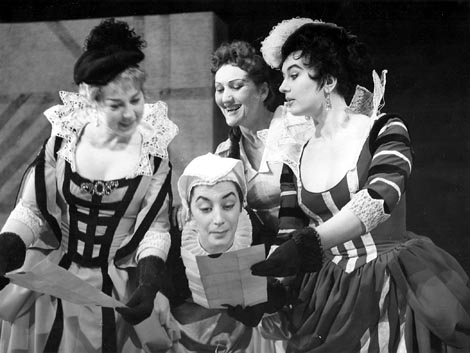 Janja Hanžek (Alice Ford), Badema Sokolović (Mrs Quickly), Vera Grozaj (Nannetta) i Tatjana Slastjenko (Meg Page) – Giuseppe Verdi, Falstaff, HNK u Zagrebu, 1958.
