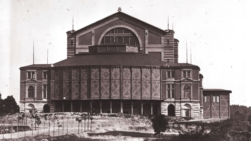 Dvorana Bareurthskih svečanih igara na zelenom brežuljku u Bayreuthu 