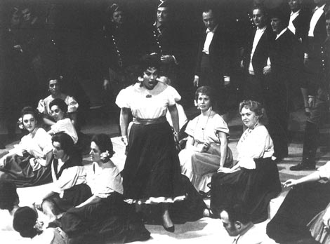 Biserka Cvejić (Carmen) i ansambl Opere – Georges Bizet, Carmen, Teatro Colon, Buenos Aires, 1963.