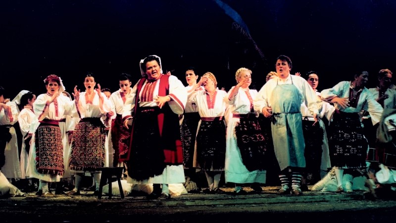 Ivanka Boljkovac (Doma), Sotir Spasevski (Sima) i zbor Opere na obnovi <em>Ere s onoga svijeta</em> u HNK-u u Zagrebu 2002.