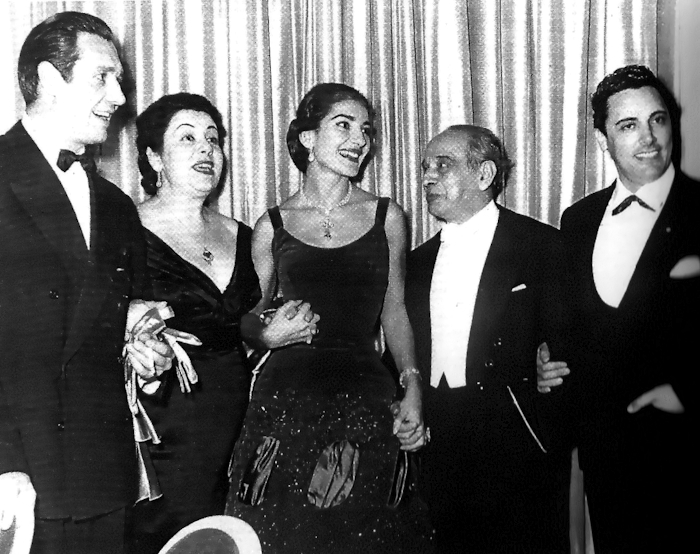 Cesare Siepi (Oroveso), Fedora Barbieri (Adalgisa), Maria Callas (Norma), Fausto Cleva (dirigent) i Mario Del Monaco (Pollione) poslije predstave <em>Norme</em> u Metropolitanu, listopad 1956.