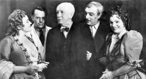 Viorica Ursuleac (Grofica), redatelj Rudolf Hartmann, Richard Strauss, dirigent Clemens Krauss i Hildegard Ranczak (Clairon) nakon praizvedbe Capriccia 30. listopada 1942.