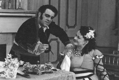 Enzo Serini (Figaro) i Karmen Vilović (Rosina) – Gioachino Rossini, Seviljski brijač, Narodno kazalište na Rijeci, 1948.