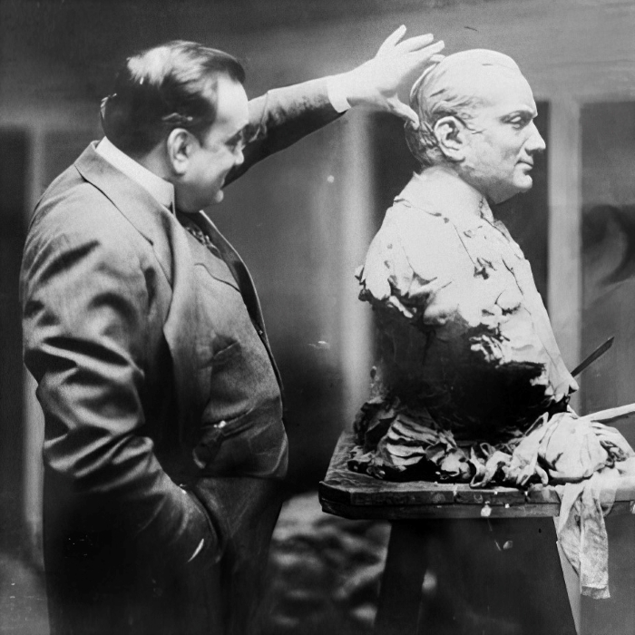 Enrico Caruso prilikom izrade njegove biste 1914. godine