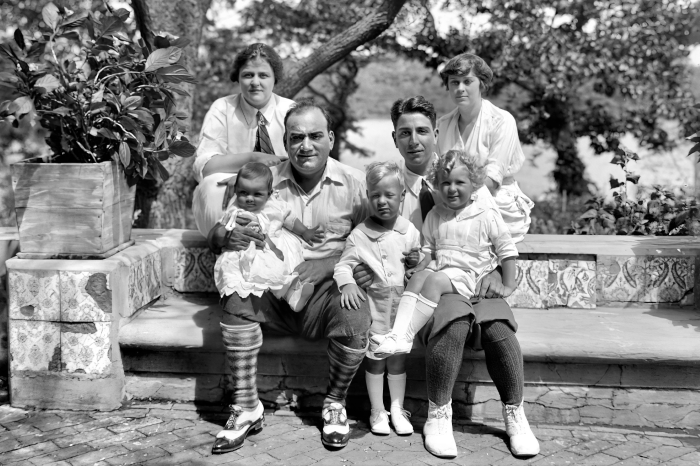 Caruso s obitelji 1920., godinu dana prije smrti