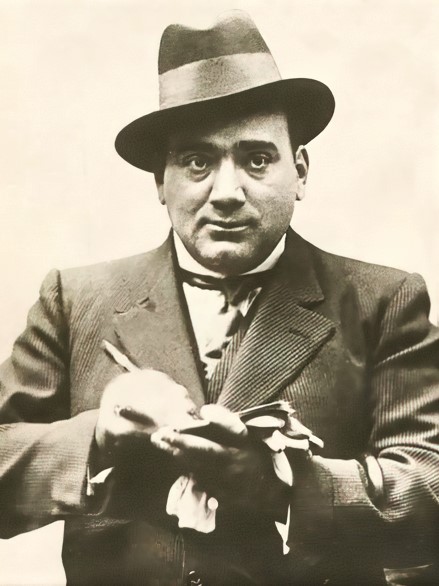 Enrico Caruso potpisuje autogram