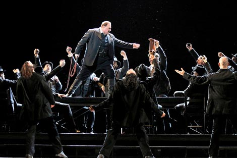 George Gagnidze (Alfio); The Metropolitan Opera, New York: Pietro Mascagni, Cavalleria rusticana, dir. Fabio Luisi, red. David McVicar, foto: Cory Weaver / Metropolitan Opera