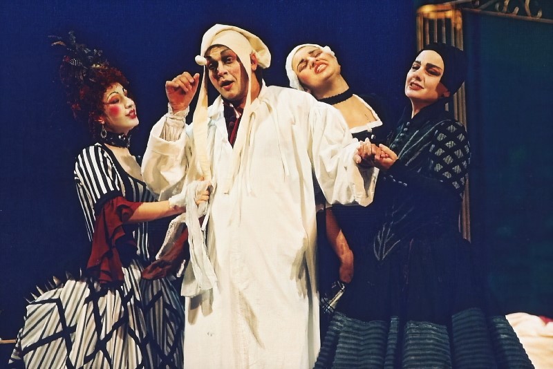 Davor Radić kao Schicchi i Cecilija Car kao Zita (krajnje desno), Giacomo Puccini <em>Gianni Schicchi</em>, HNK u Zagrebu, 2001.