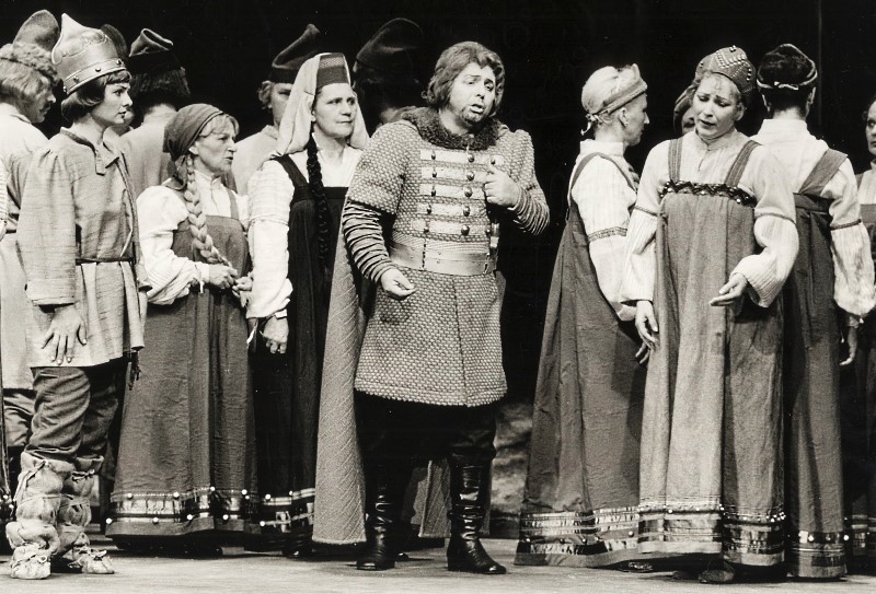 Cecilija Car (Vanja), Stojan Stojanov (Sobinjin), Višnja Pavlović (Antonida) i zbor opere, Mihail Ivanovič Glinka <em>Ivan Susanjin</em>, HNK u Zagrebu, 1985.