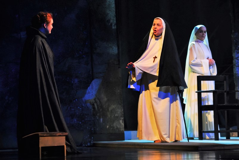 Tamara Felbinger (Blanche), Cecilija Car (Madame de Croissy) i Inge Heinl (Majka Marie od Utjelovljenja), Francis Poulenc <em>Razgovori karmelićanki</em>, HNK u Zagrebu 2007.