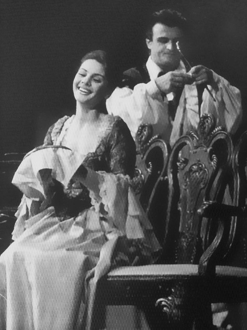 Cecilija Car (Rosina) i Sotir Spasevski (Figaro), Gioachino Rossini <em>Seviljski brijač</em>, HNK u Zagrebu, 1987. 