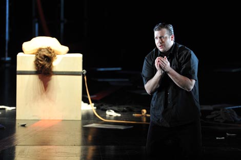 Valer Barna Sabadus (Sesto), Maximilian Schmitt (Tito); Wolfgang Amadeus Mozart, Titus (La clemenza di Tito), dir. Dan Ettinger, red. Günter Krämer, foto: Hans Jörg Michel