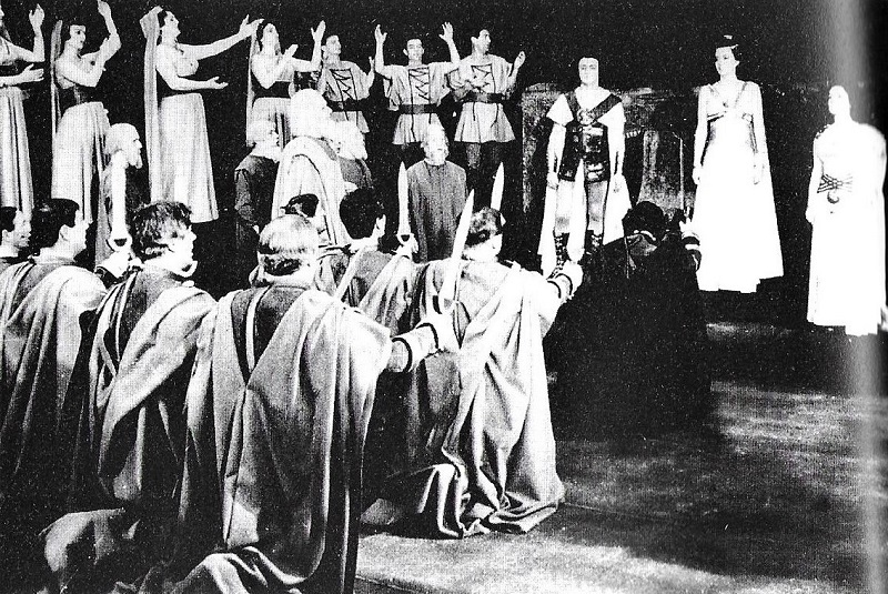 Noni Žunec (Dalion), Branka Stilinović (Dalmaro), Badema Sokolović (Vandano) i ansambl Opere na praizvedbi <em>Dalmara</em> u HNK-u u Zagrebu 20. prosinca 1964.