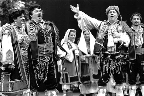 Olga Radmanovac (Đula), Janez Lotrič (Mića), Dinko Lupi (Marko) i Vlaho Ljutić (Sima) – Jakov Gotovac, Ero s onoga svijeta, HNK Zagreb, 1997.