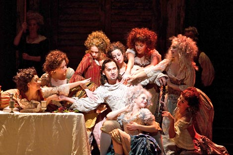 Don Giovanni (Marius Kwiecien) i njegove obožavateljice; The Metropolitan Opera New York, Wolfgang Amadeus Mozart, Don Giovanni, dir. Fabio Luisi, red. Michael Grandage, foto: Marty Sohl / Metropolitan Opera