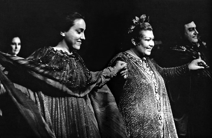 Dunja Vejzović (Adalgisa), Ljiljana Molnar Talajić (Norma), Viktor Bušljeta (Pollione) na pozornici nakon premijere <em>Norme</em> u HNK-u u Zagrebu 1980.