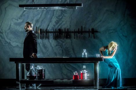 The Metropolitan Opera, New York: Béla Bartók Dvorac Modrobradog, dir. Valerij Gergijev, red. Mariusz Treliński