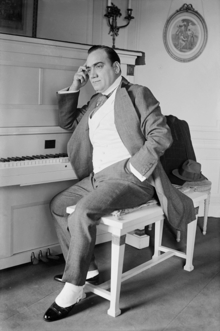 Enrico Caruso uz poznati bijeli glasovir u svom domu u New Yorku 1915.