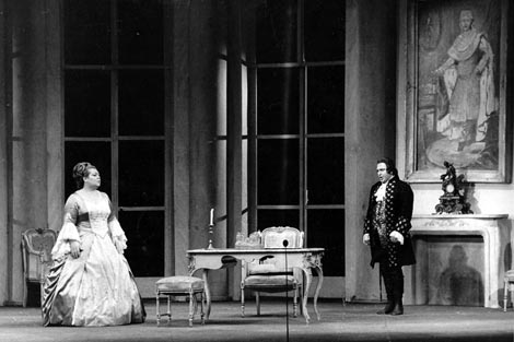 Ljiljana Molnar-Talajić (Amelia) i Ferdinand Radovan (Grof Anckarström) – Giuseppe Verdi, Krabuljni ples, HNK u Zagrebu, premijera 1975., foto: Vladimir Pondelak