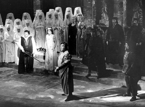 Viktor Bušljeta (Manrico), Veneta Janeva Iveljić (Leonora), Ferdinand Radovan (Grof Luna), Franjo Petrušanec (Ferrando) i Zbor Opere – Giuseppe Verdi, Trubadur, HNK u Zagrebu, premijera 1985., foto: Vladimir Pondelak