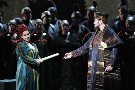 Csilla Boross (Abigaille) i Goran Jurić (Veliki Balov svećenik); Teatro dell Opera, Rim, Giuseppe Verdi, Nabucodonosor, dir. Riccardo Muti, red. Jean-Paul Scarpitta, 2011.