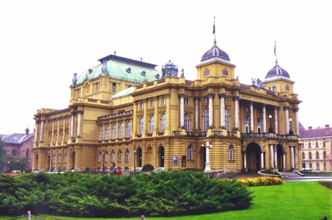 Gledalište Stankovićeva kazališta na nekadašnjem Markovu trgu, danas Trgu Stjepana Radića. Rekonstrukcija arh. Aleksandar Freudenreich