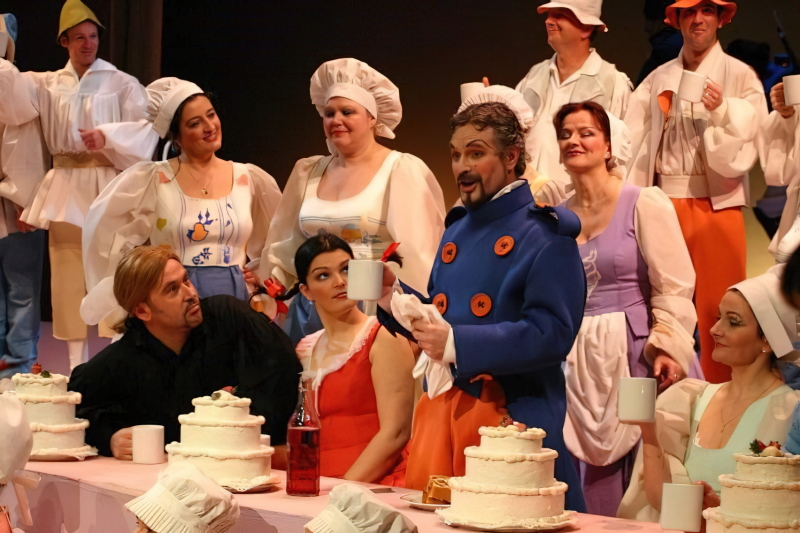 Ivica Čikeš (Dulcamara), Adela Golac Rilović (Adina), Zlatko Aurelio Kokeza (Belcore) i zbor Opere, Gaetano Donizetti <em>Ljubavni napitak</em>, HNK Split, 2002.