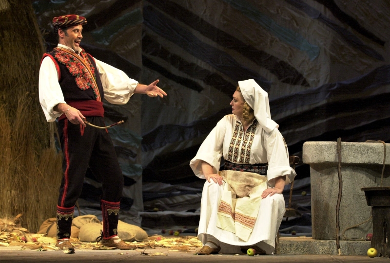 Ivica Čikeš (Marko) i Nelli Manuilenko (Doma), Jakov Gotovac <em>Ero s onoga svijeta</em>, HNK Split, premijera 2001. 