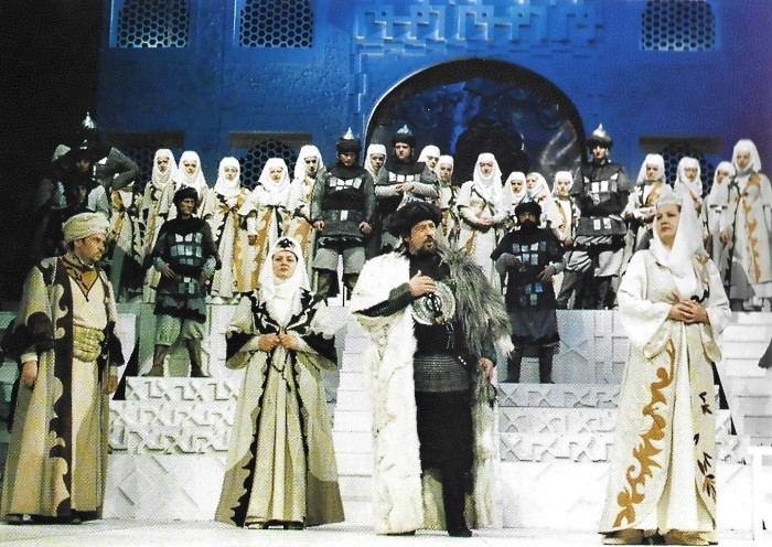 Ivica Čikeš (Beg Pintorović), Margit Tomik (Mati Hasanagina), Ivica Šarić (Aga Hasanaga), Amila Bakšić (Hasanaginica) i zbor Opere, Asim Horozić <em>Hasanaginica</em>, Narodno  pozorište Sarajevo, prazvedba 18. ožujka 2000.