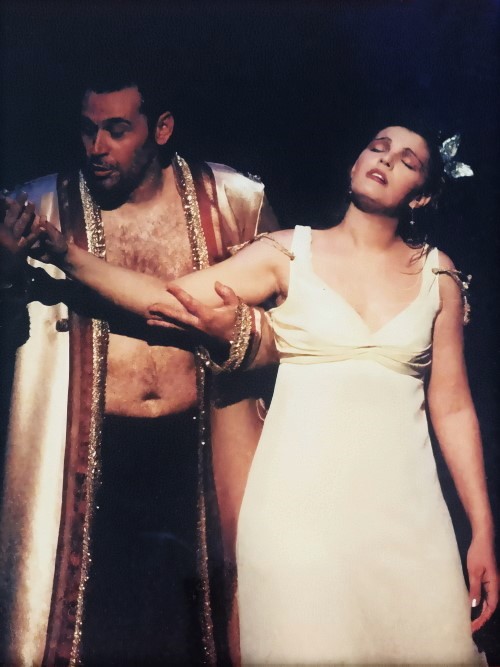 Ivica Čikeš (grof Rodolfo) i Adela Golac Rilović (Amina), Vincenzo Bellini <em>Mjesečarka</em>, HNK u Osijeku, premijera 2002. 