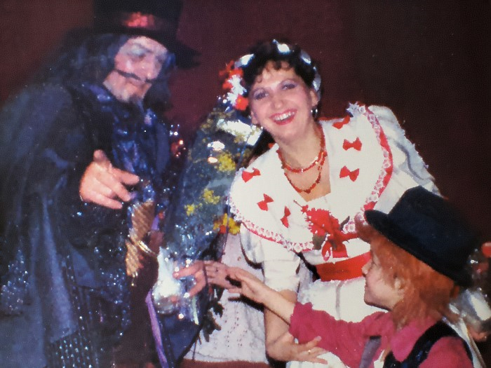 Ivica Šarić (Dulcamara) i Amila Bakšić (Adina), Gaetano Donizetti <em>Ljubavni napitak</em>, Narodno pozorište u Sarajevu, premijera 1988.