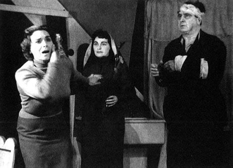 Jana Puleva (Magda Sorel), Nevenka Tomašić (Magdina majka) i Milan Pihler (John Sorel) – Gian Carlo Menotti, Konzul, Narodno kazalište „Ivan Zajc“ Rijeka, 1956.