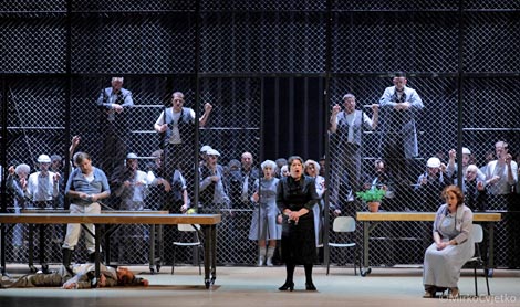 Roman Sadnik (Laca Klemen), Zlatomira Nikolova (Burjeva), Tamara Franetović Felbinger (Jenůfa) i Zbor Opere; Hrvatsko narodno kazalište u Zagrebu: Leoš Janáček, Jenůfa, dir. Srboljub Dinić, red. Ozren Prohić, foto © Mirko Cvjetko