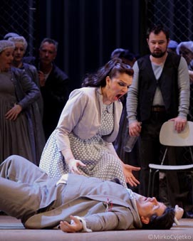 Adela Golac Rilović (Jenůfa), Stjepan Franetović (Števa Burja) i Zbor Opere; Hrvatsko narodno kazalište u Zagrebu: Leoš Janáček, Jenůfa, dir. Srboljub Dinić, red. Ozren Prohić, foto: © Mirko Cvjetko