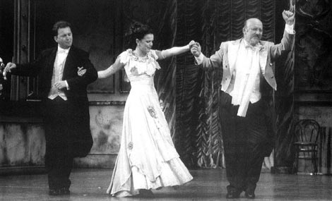 Jasmin Bašić (Grof Boni Cancsianu), Sandra Bagarić (Sylva Varescu) i Krunoslav Cigoj (Feri pl. Kerekes) – Emerich Kálmán, Kneginja čardaša, Narodno pozorište Sarajevo, premijera 18. rujna 2002., redatelj: Krunoslav Cigoj