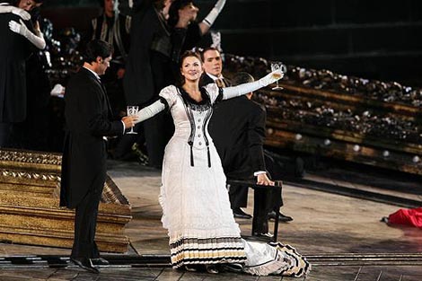 Lana Kos (Violetta Valery); Arena di Verona: Giuseppe Verdi, La traviata, red. Hugo de Ana, 2011., foto: Ennevi / Fondazione Arena di Verona