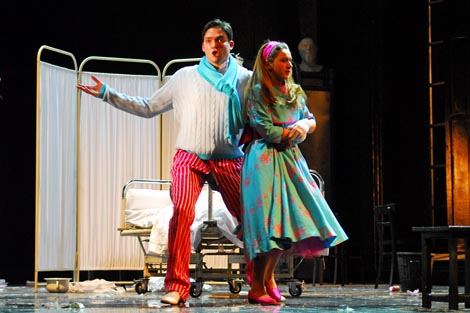 Domagoj Dorotić (Rinuccio), Lana Kos (Lauretta); Hrvatsko narodno kazalište u Zagrebu: Giacomo Puccini, Gianni Schicchi, dir. Ivo Lipanović, red. Arnaud Bernard, 2008., foto: © Novković