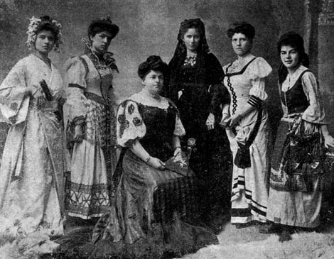 Leonija Brückl (sjedi) i njezine učenice Ida Trautner, Helena Pospišil, Ivana Struppi, Mercedes Valenti i Dragica Frobe. Dana 16. svibnja 1909. održana je treća javna produkcija, na kojoj su učenice sve točke pjevale u kostimima na školskoj pozornici